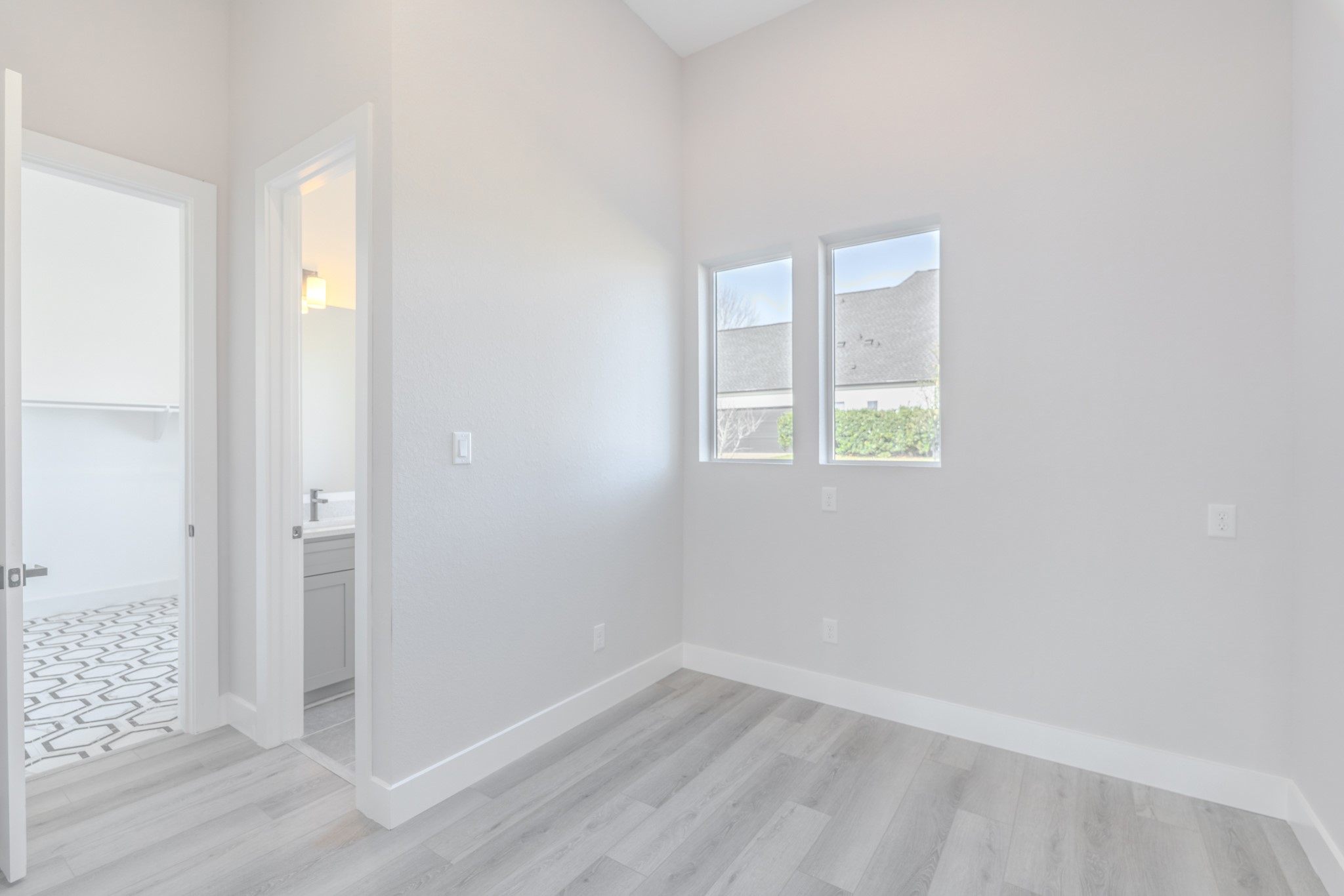 5 Edgewood Circle Montgomery, TX 77356 - Photo 23 of 44 an empty room with windows