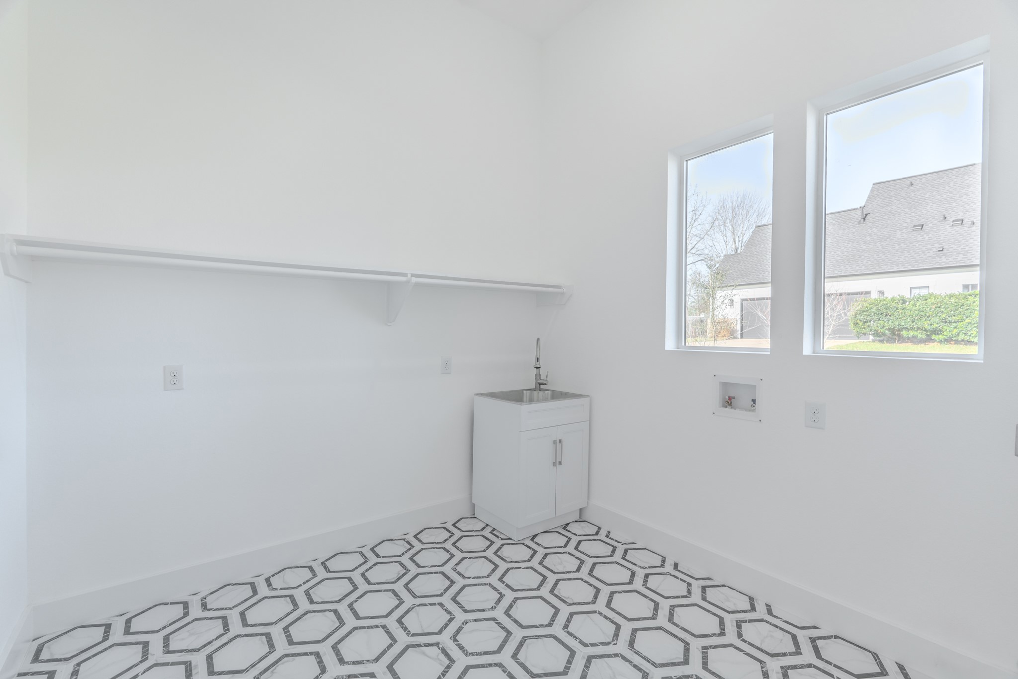 5 Edgewood Circle Montgomery, TX 77356 - Photo 25 of 44 an empty room with windows