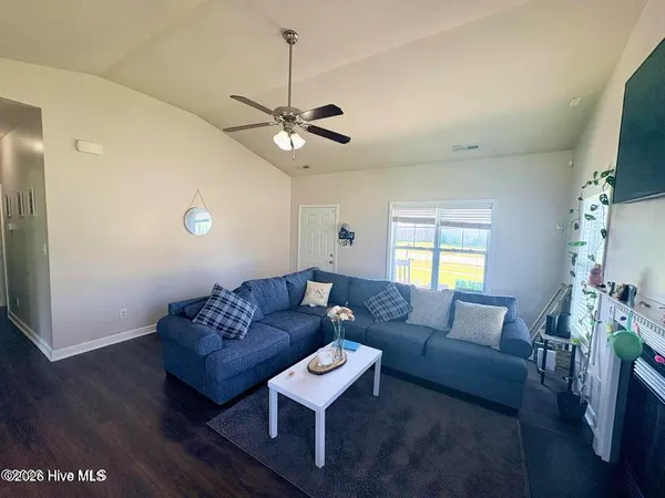$2,000 | 174 Moonstone Court, Jacksonville, NC 28546