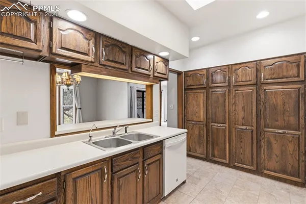 a view of a livingroom with a ceiling fan and closet area