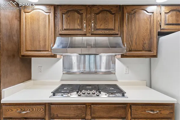 an empty room with closet and a ceiling fan