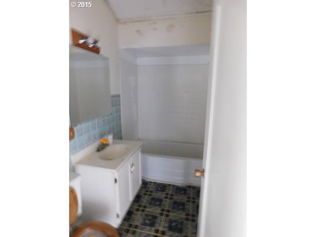 82558 Hartle Road Pendleton, OR 97801 - Photo 11 of 17 a bathroom with a sink toilet and shower