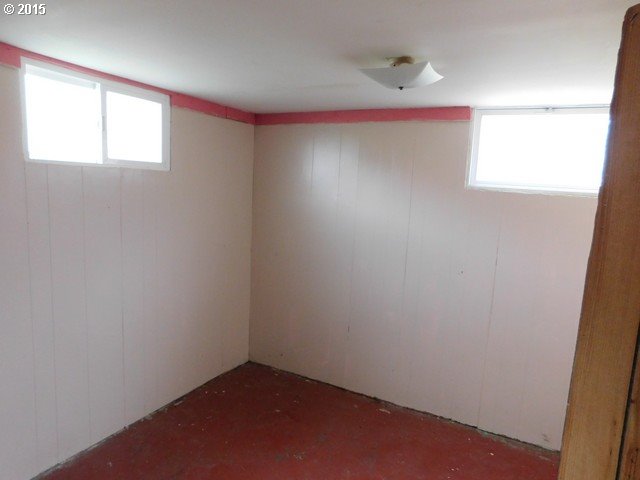 82558 Hartle Road Pendleton, OR 97801 - Photo 16 of 17 an empty room with windows
