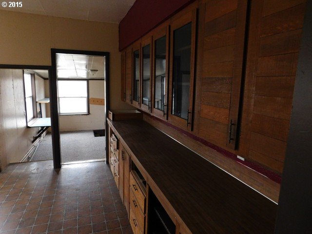 82558 Hartle Road Pendleton, OR 97801 - Photo 6 of 17 wooden floor in an empty room
