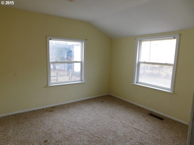 82558 Hartle Road Pendleton, OR 97801 - Photo 8 of 17 an empty room with a window