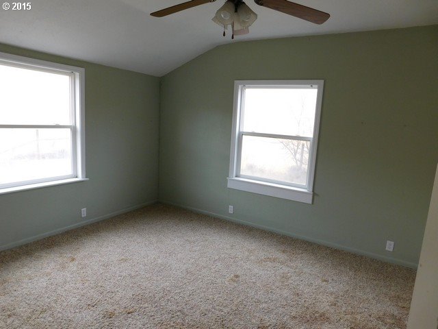 82558 Hartle Road Pendleton, OR 97801 - Photo 9 of 17 an empty room with a window