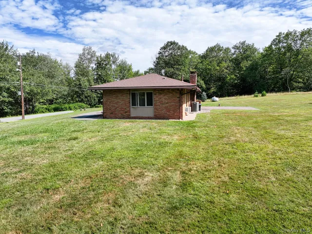 a view of a house with a yard