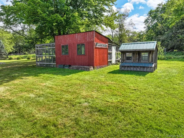 a view of a house with backyard and garden