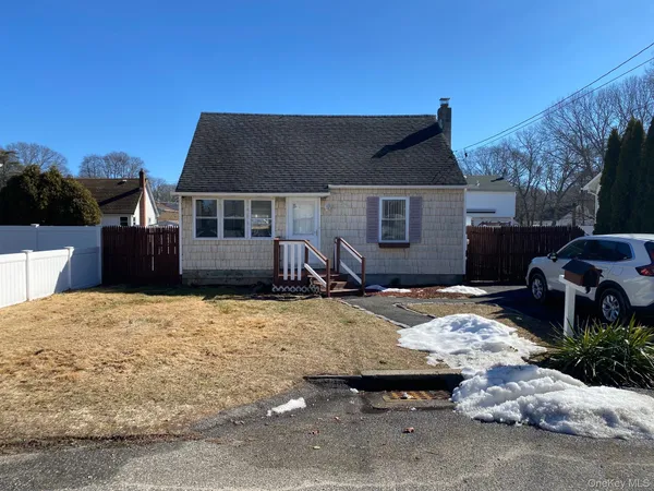 $425,000 | 9 Beechwood Drive, Shirley, NY 11967