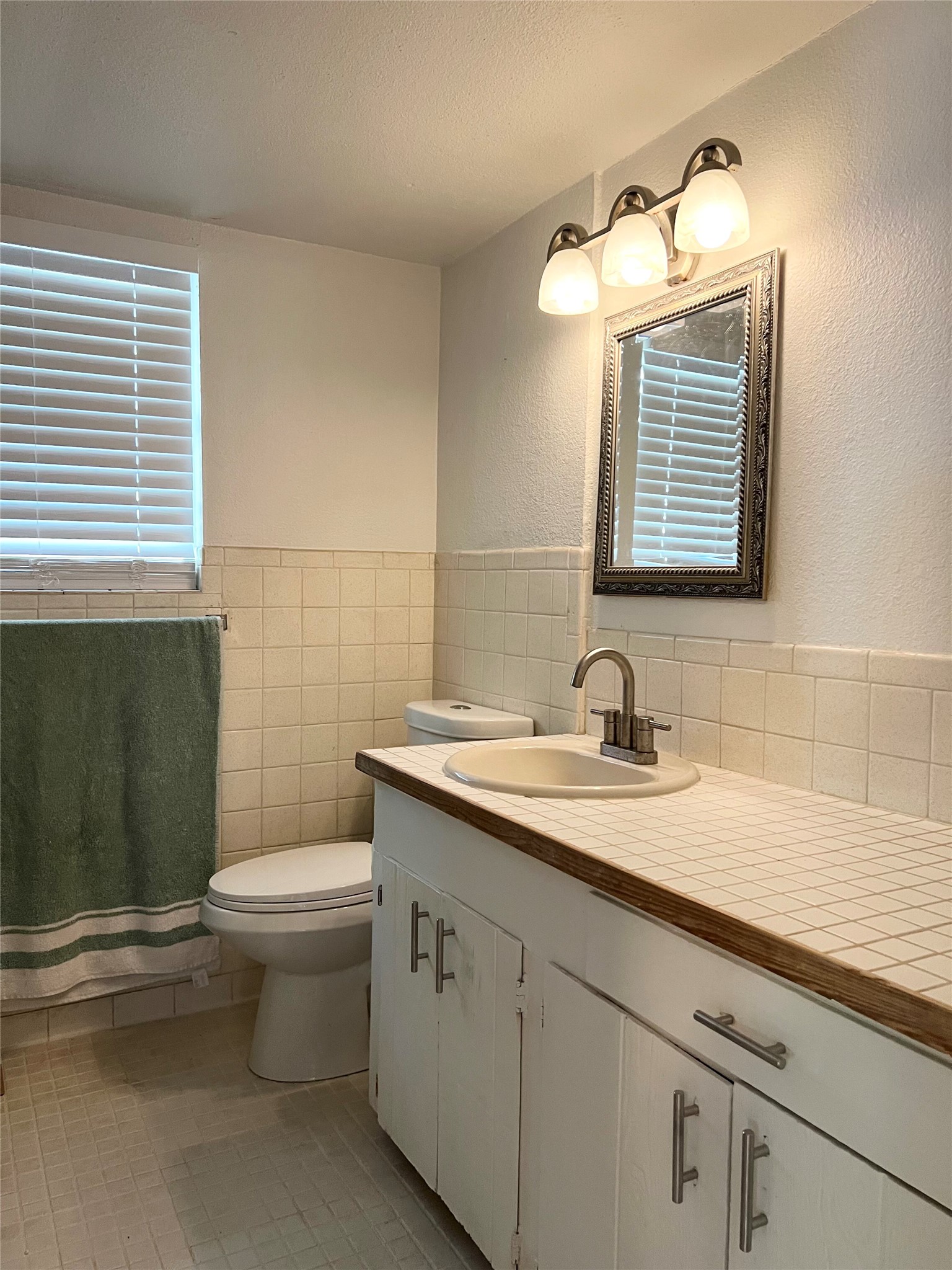 407 West 35th Street, Unit A Austin, TX 78705 - Photo 12 of 20 a bathroom with a toilet sink and mirror
