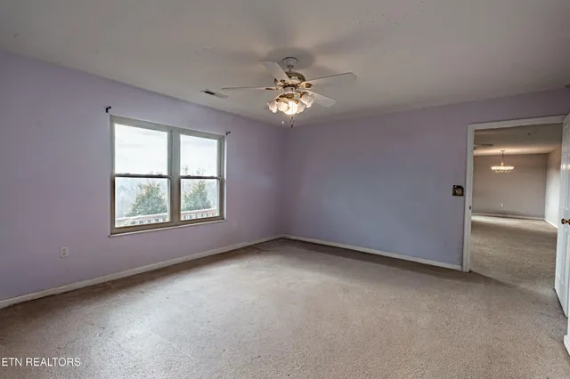 a view of empty room with a ceiling fan