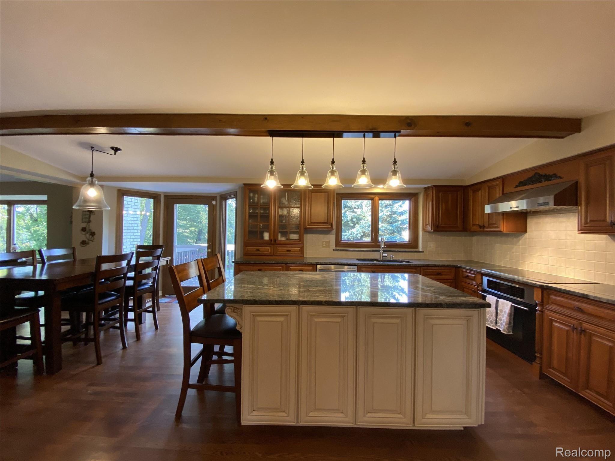 2462 Evergreen Court Rochester, MI 48309 - Photo 10 of 28 10.jpg