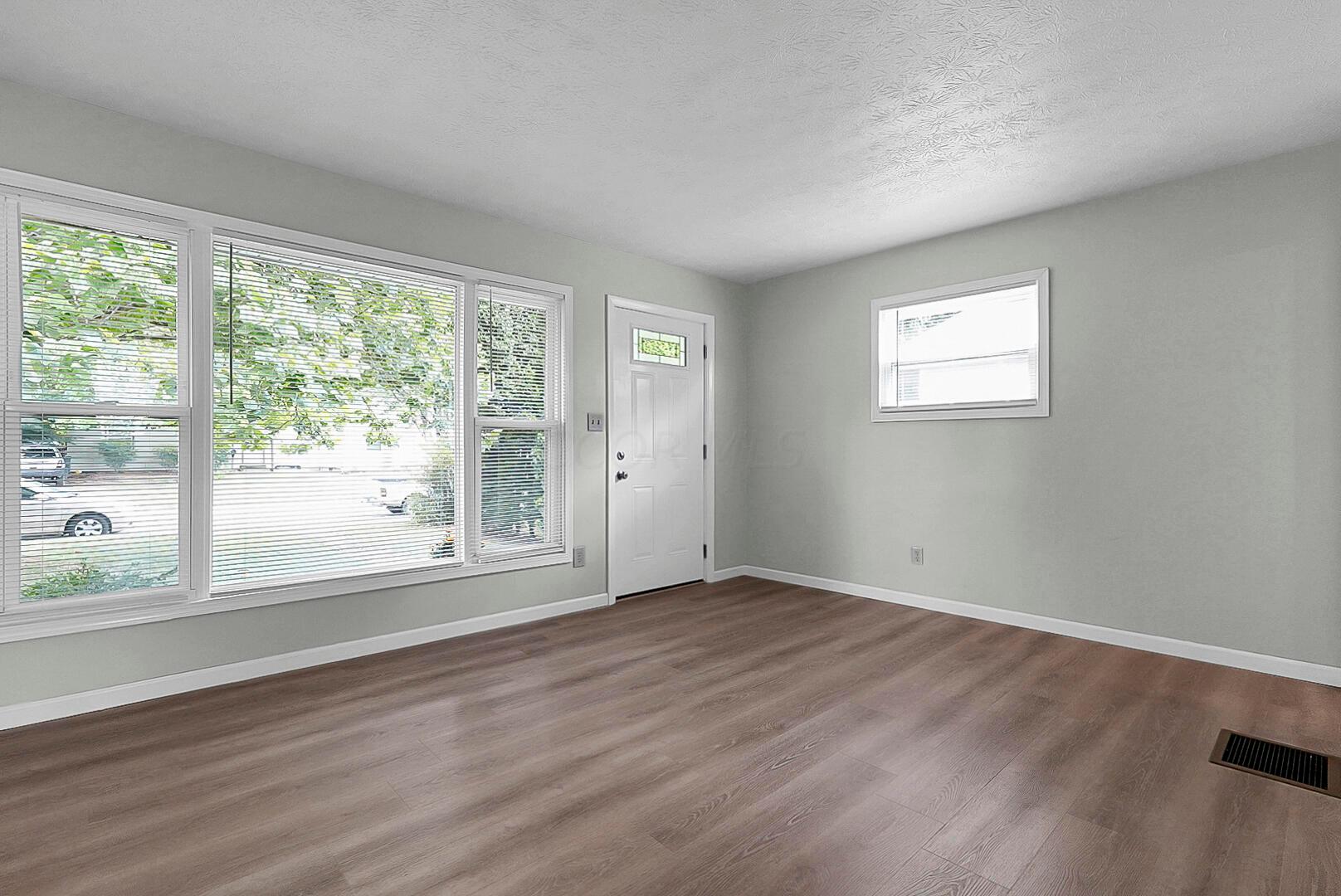 2633 Audubon Road Columbus, OH 43211 - Photo 8 of 27 living room
