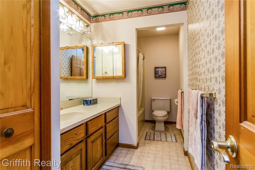1955 Clover Ridge Drive Howell, MI 48843 - Photo 19 of 28 018-photo-bathroom-6941595.jpg