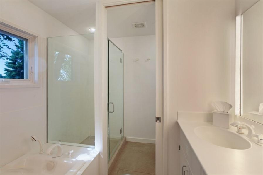 15337 Pardee Road Galien, MI 49113 - Photo 12 of 22 11_15337PardeeRd_13_MasterBathroom_LowRe