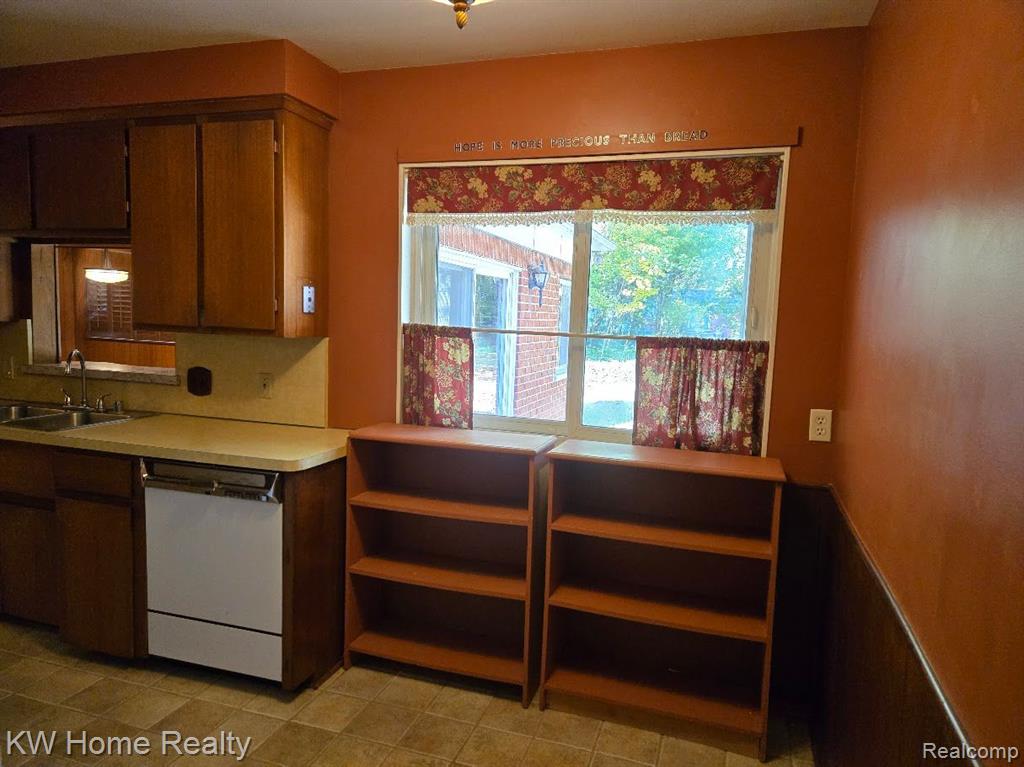 28401 Hawberry Road Farmington Hills, MI 48331 - Photo 11 of 34