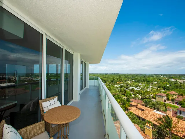 a view of a pathway with a yard