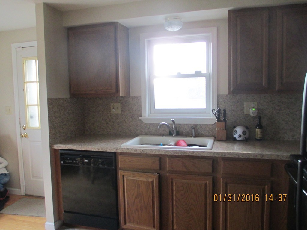 51 Old Point Street Springfield, MA 01109 - Photo 4 of 11