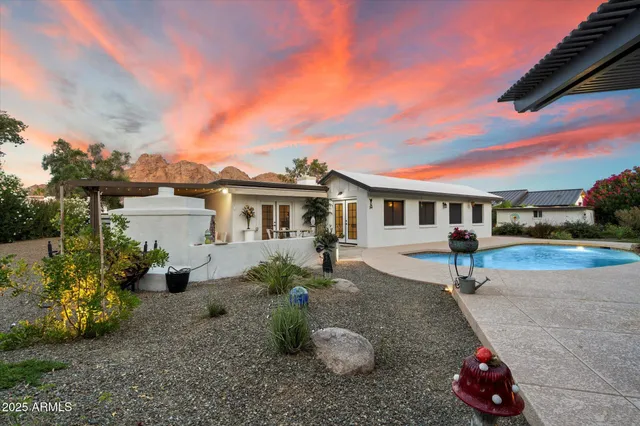$1,800,000 | 5822 North 44th Place, Phoenix, AZ 85018