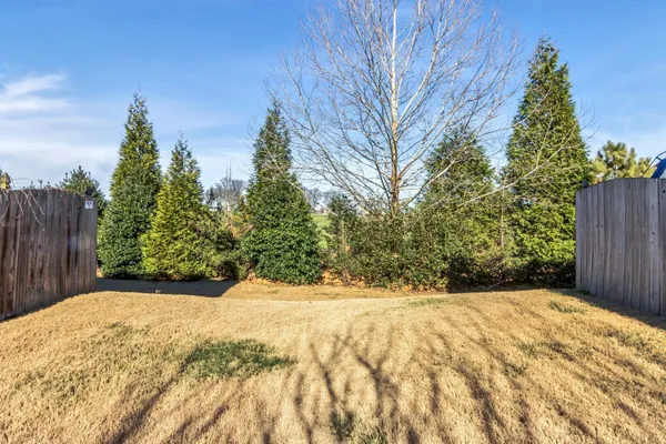 a view of a yard with a house
