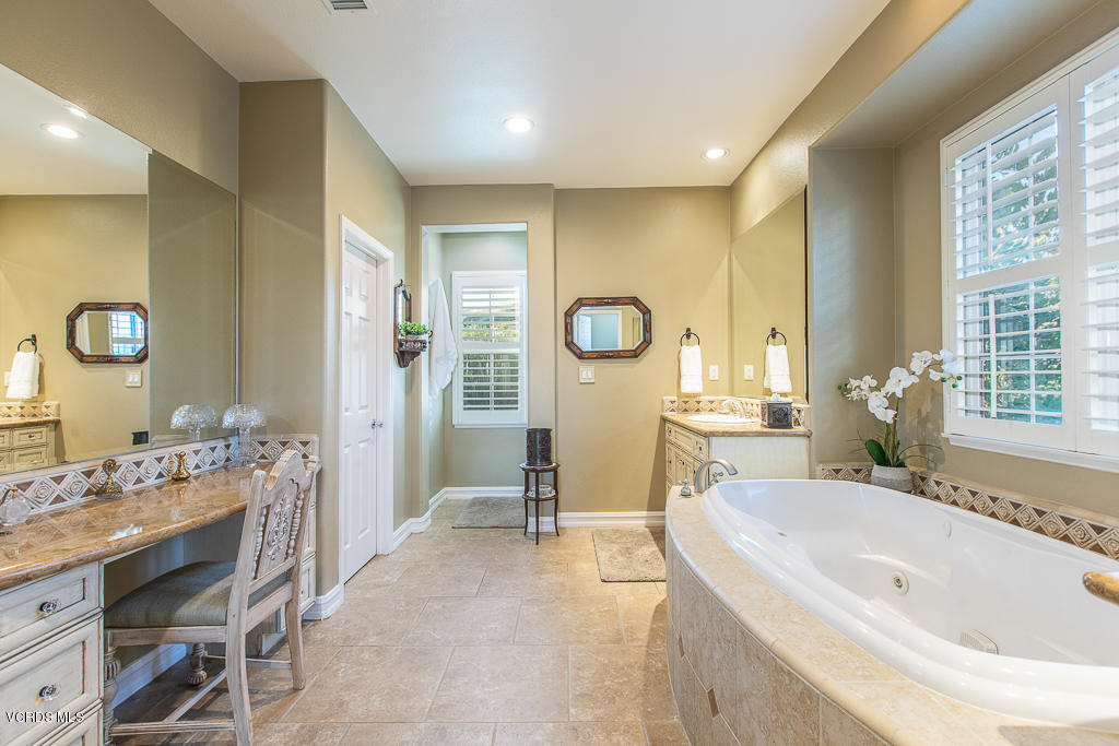 3729 Horizon Ridge Court Simi Valley, CA 93063 - Photo 17 of 70 3729 Horizon Ridge Court - HsH Prod.-61