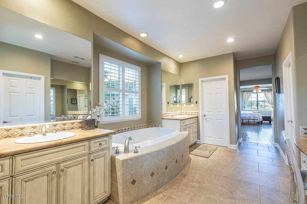 3729 Horizon Ridge Court Simi Valley, CA 93063 - Photo 18 of 70 3729 Horizon Ridge Court - HsH Prod.-62