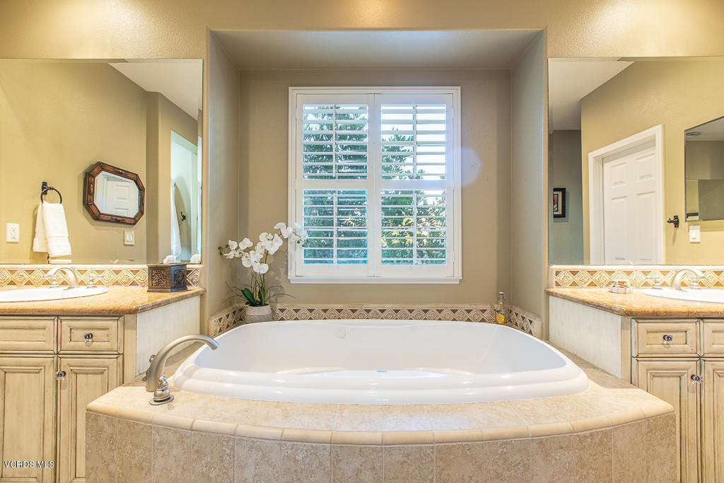 3729 Horizon Ridge Court Simi Valley, CA 93063 - Photo 19 of 70 3729 Horizon Ridge Court - HsH Prod.-64