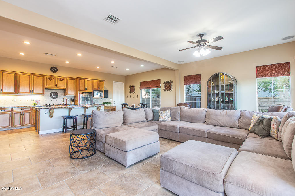 3729 Horizon Ridge Court Simi Valley, CA 93063 - Photo 5 of 70 3729 Horizon Ridge Court - HsH Prod.-36