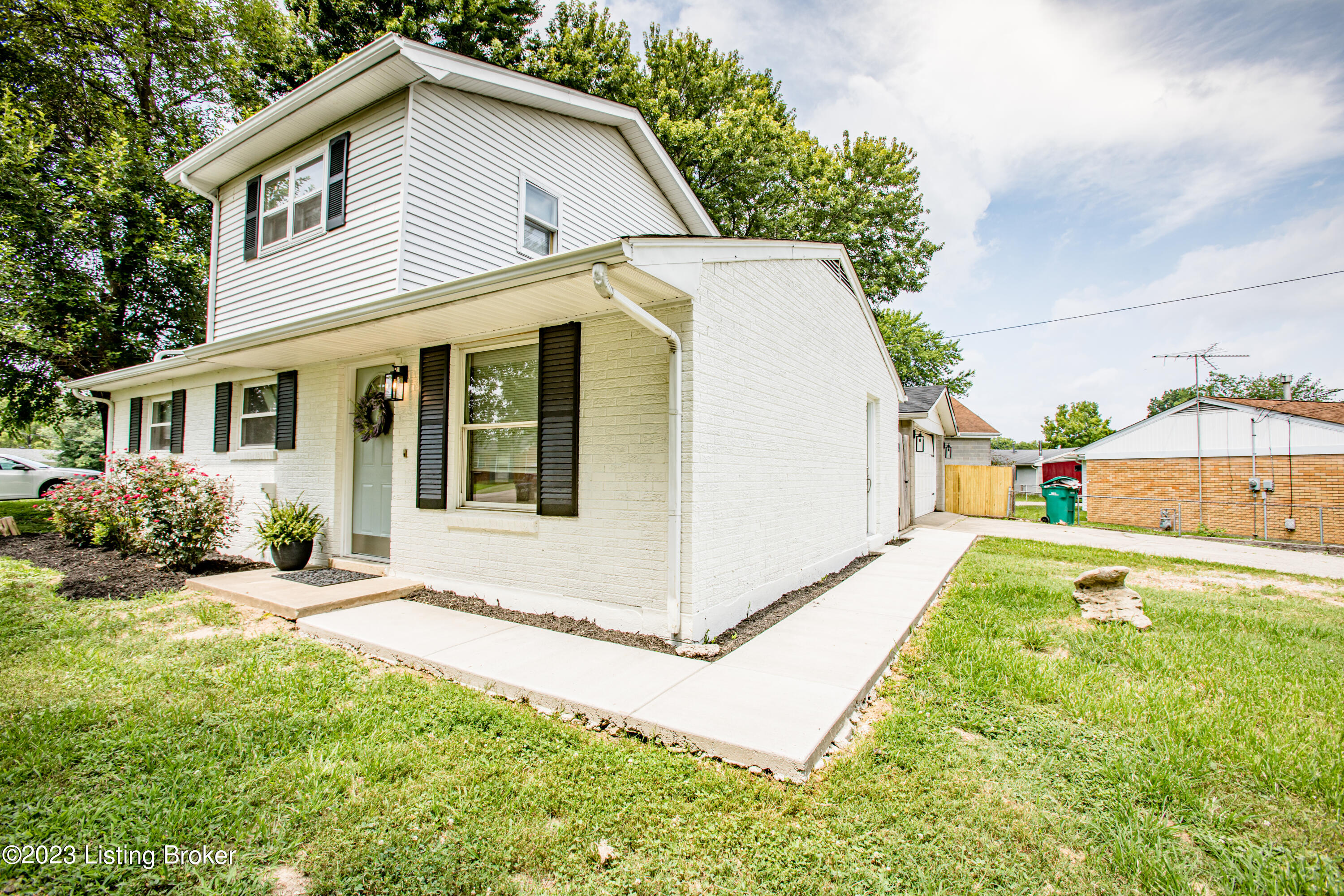 166 Dale Road Louisville, KY 40229 - Photo 3 of 34 1F9A9300