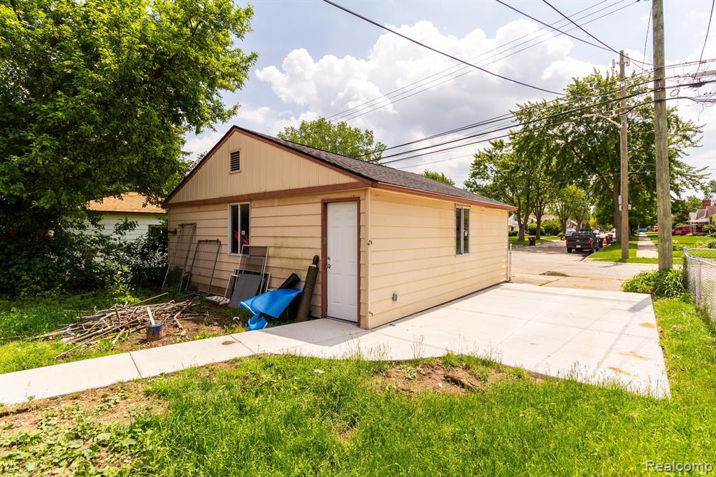 8614 Harding Center Line, MI 48015 - Photo 7 of 41