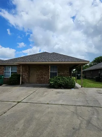 a front view of house with yard