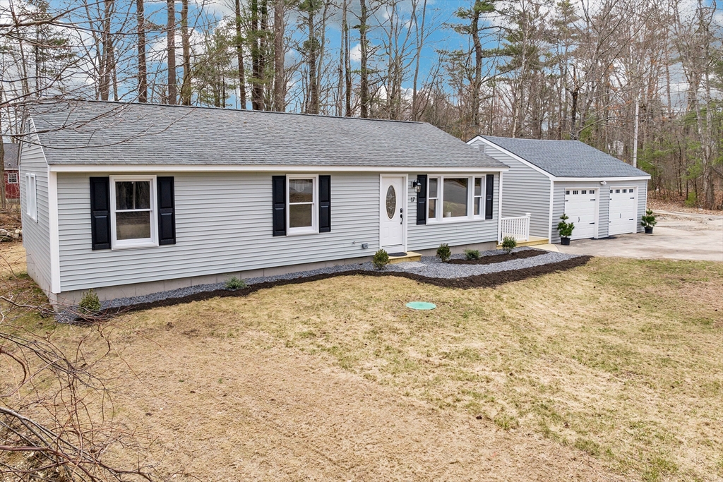 17 Abbey Road Raymond, NH 03077 - Photo 1 of 19 Gallery Image 1