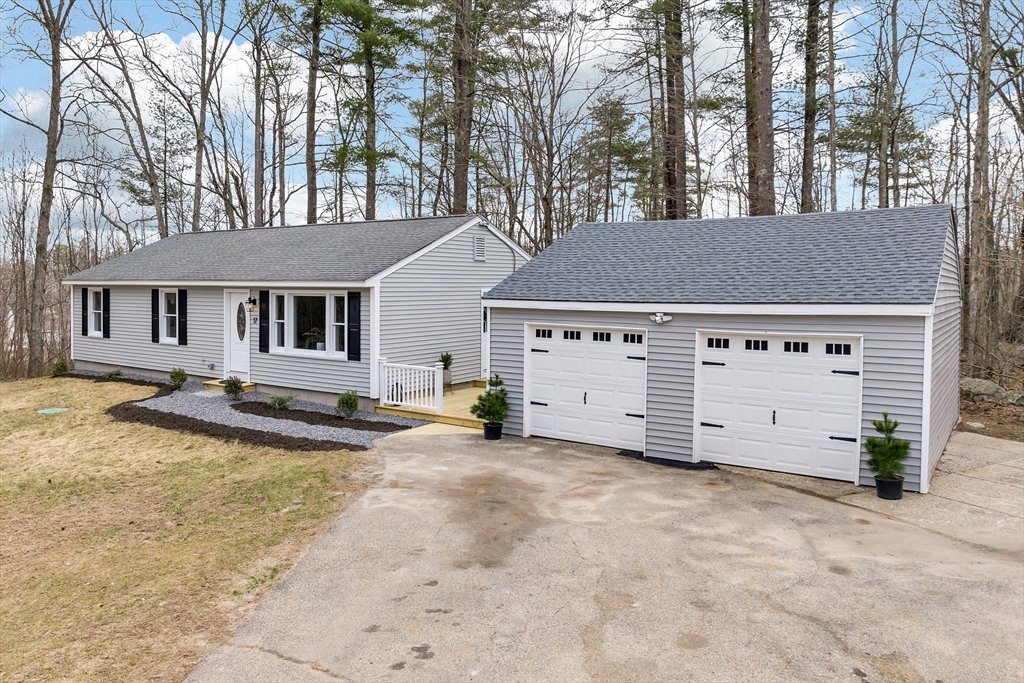 17 Abbey Road Raymond, NH 03077 - Photo 2 of 19 Gallery Image 2