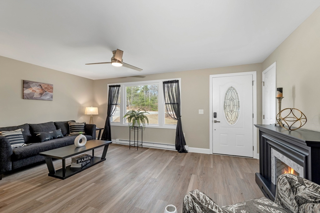 17 Abbey Road Raymond, NH 03077 - Photo 5 of 19 Gallery Image 5