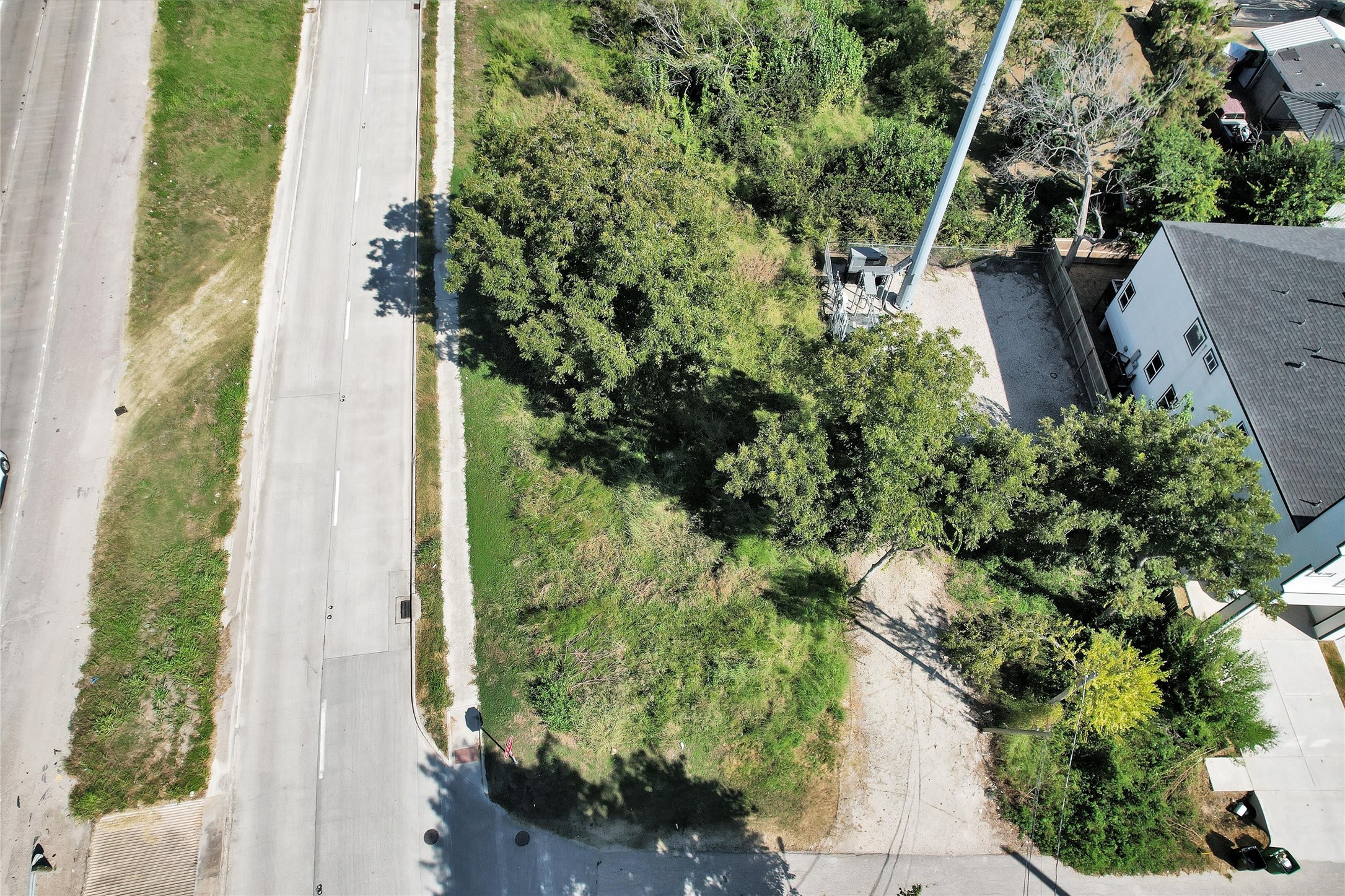 4844 Sayers Street Houston, TX 77026 - Photo 10 of 20 an outdoor view of garden