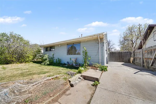 $1,895 | 956 Macon Street, Aurora, CO 80010