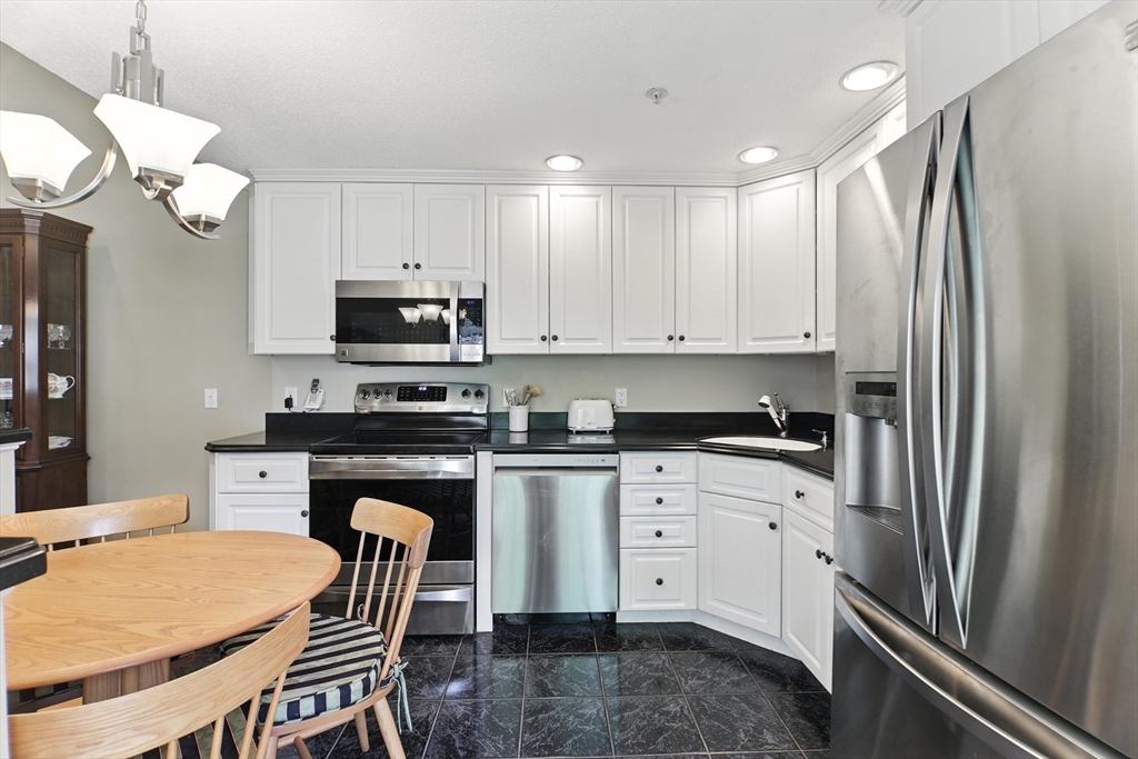 17 Castle Hills Road, Unit G Agawam, MA 01001 - Photo 5 of 41 Gallery Image 5
