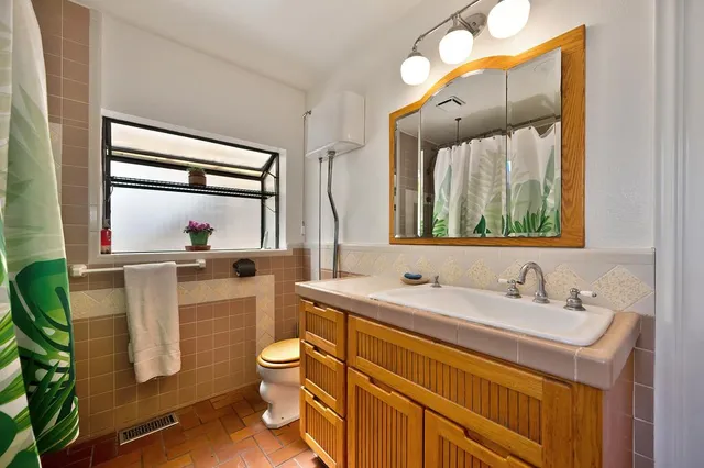 a view of a livingroom with a ceiling fan and window