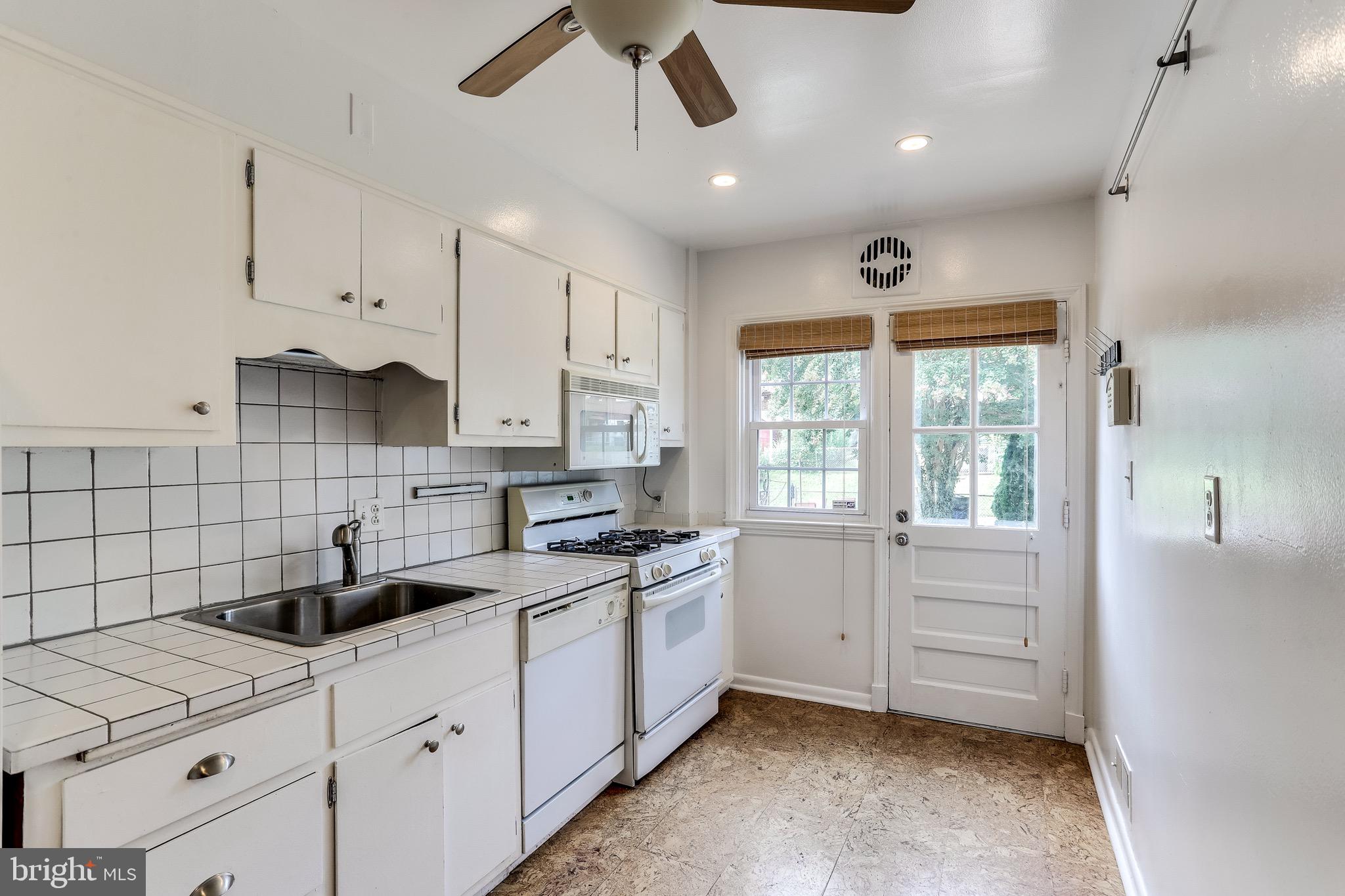 422 Greenlow Road Baltimore, MD 21228 - Photo 13 of 36