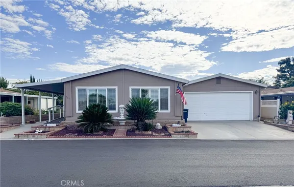 a front view of house with garage and yard