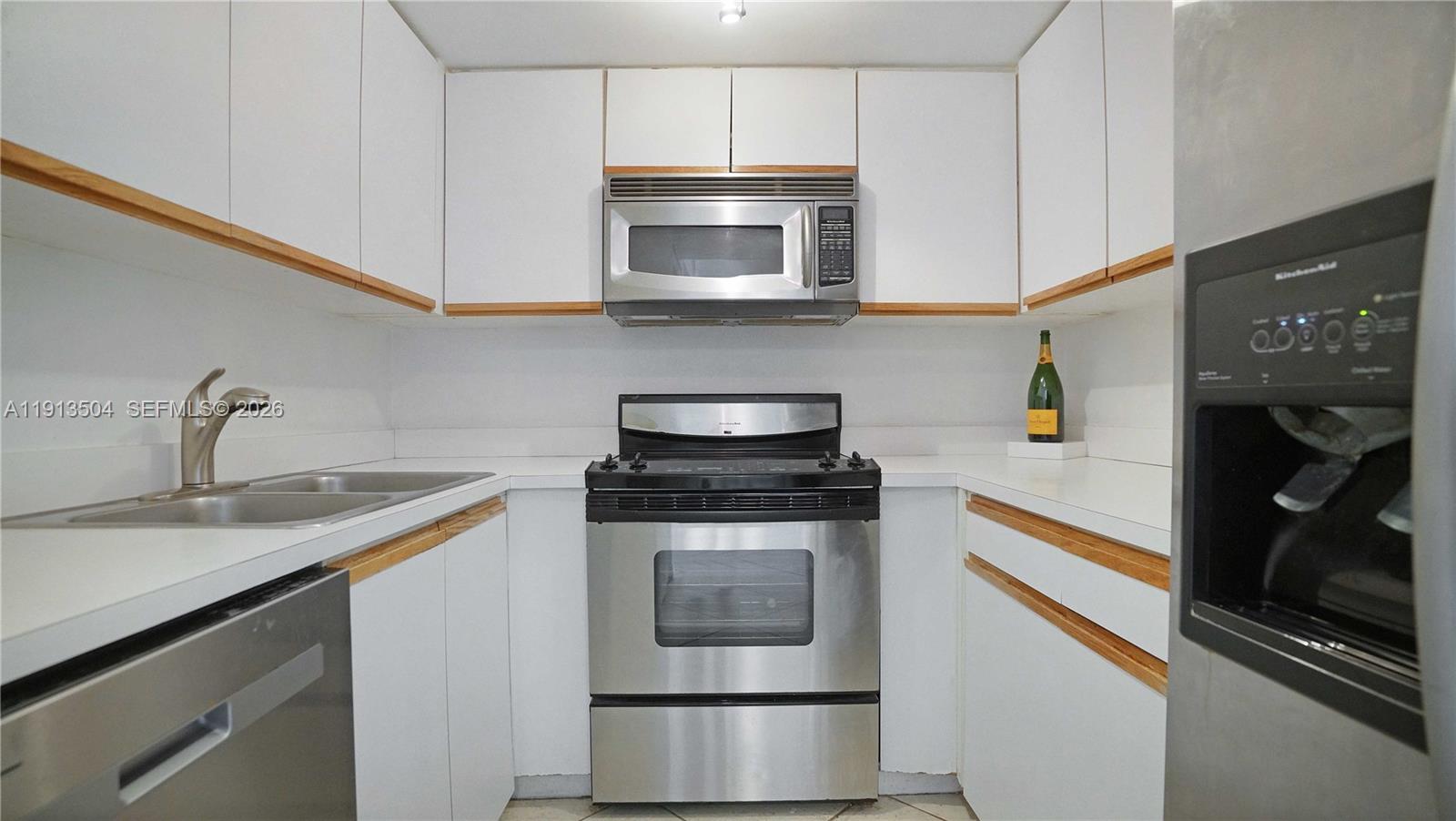 1621 Bay Road, Unit 606 Miami Beach, FL 33139 - Photo 7 of 32 Gallery Image 7