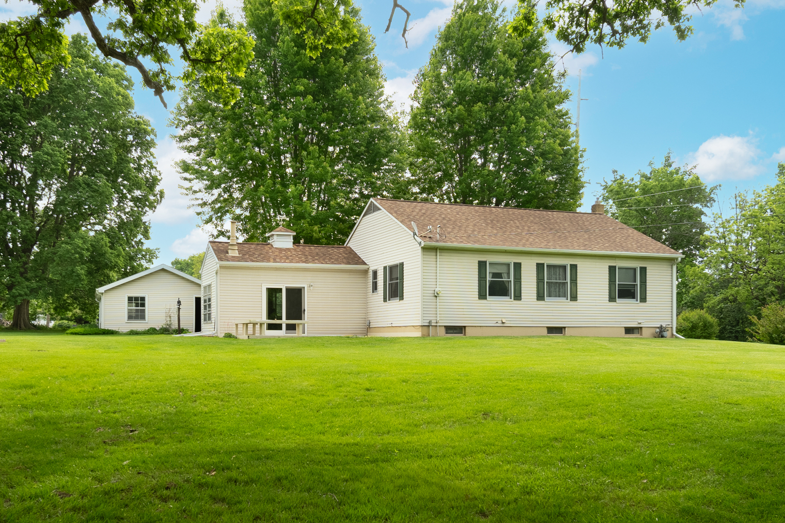 698 North 2853rd Road LaSalle, IL 61301 - Photo 7 of 39 a view of a house with a yard
