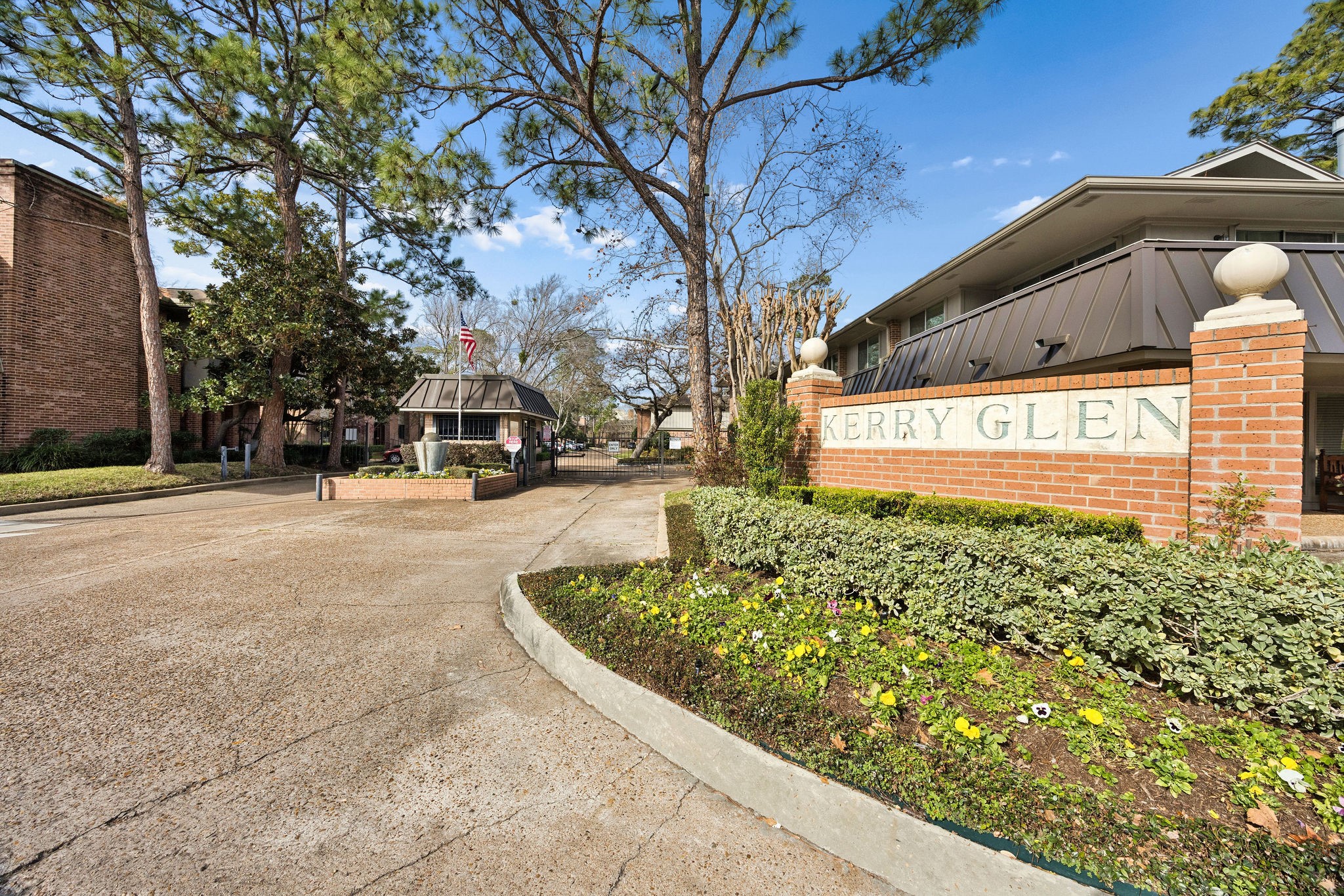 6456 Bayou Glen Road Houston, TX 77057 - Photo 11 of 11 Quiet community tucked away with a manned gate.