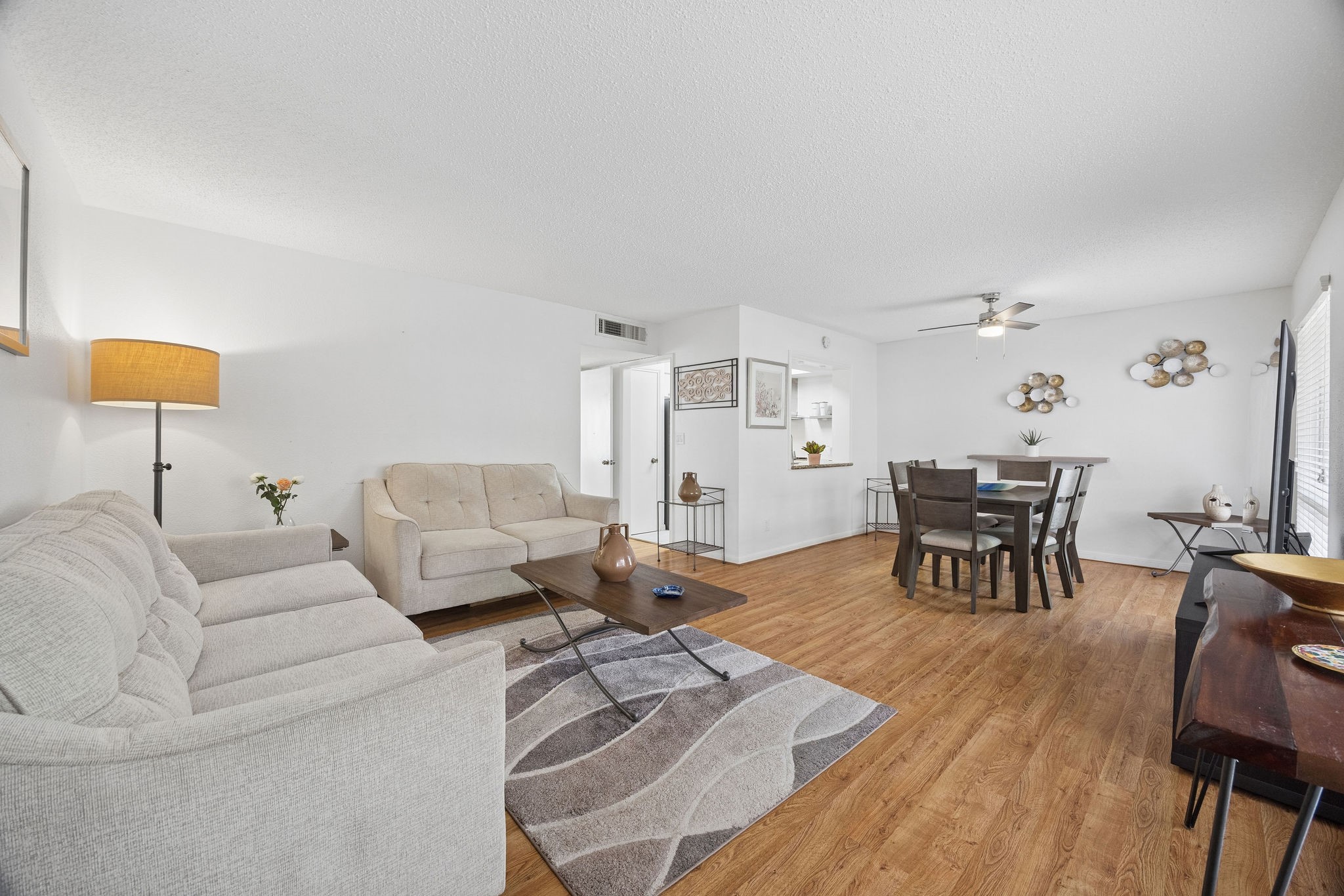 6456 Bayou Glen Road Houston, TX 77057 - Photo 3 of 11 Spacious open concept with tons of natural light.