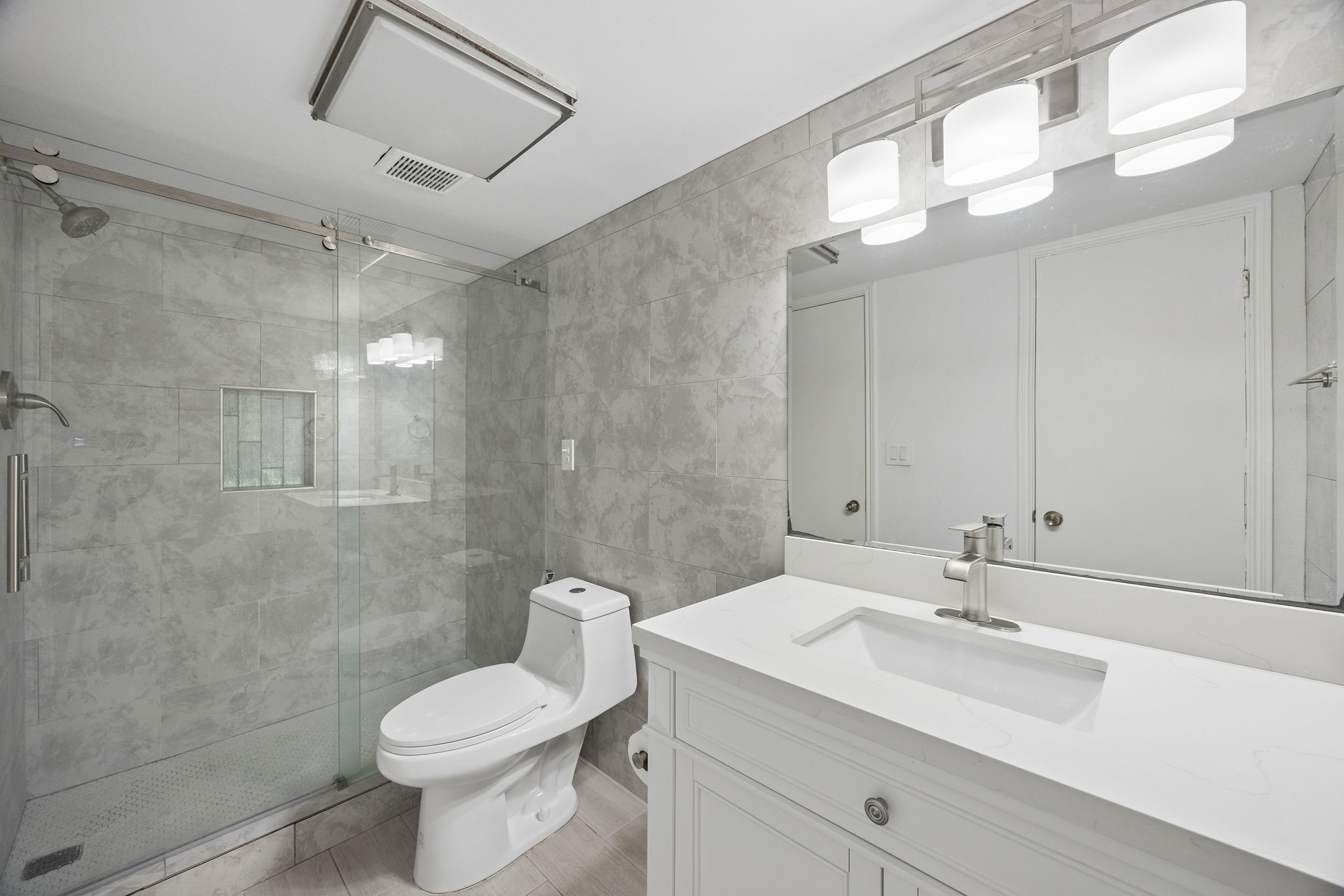 6456 Bayou Glen Road Houston, TX 77057 - Photo 9 of 11 The primary bath boasts of modern finishes.