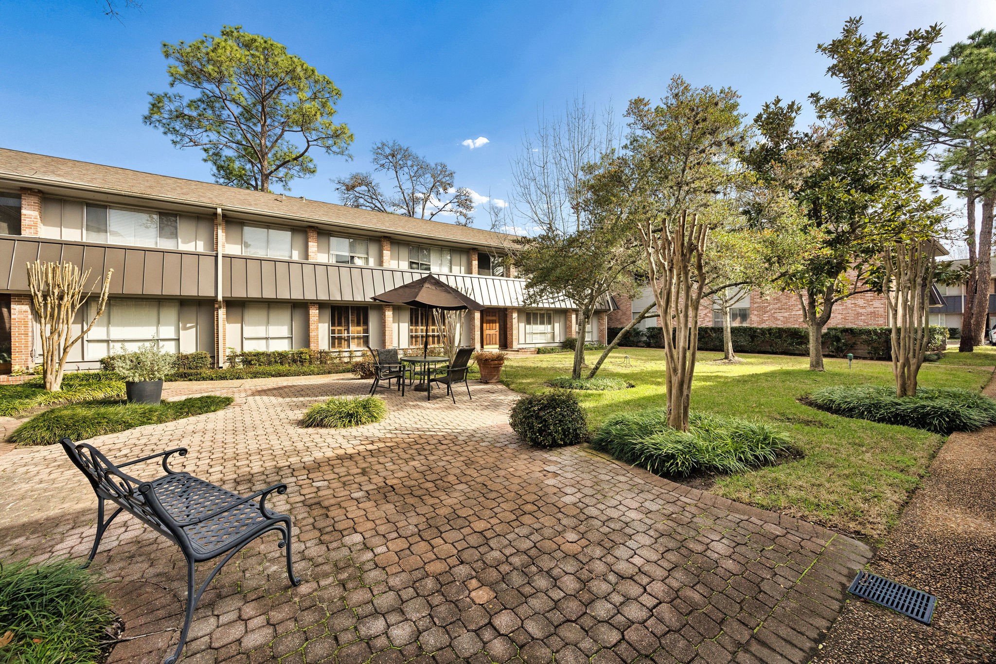 6456 Bayou Glen Road Houston, TX 77057 - Photo 10 of 11 Freshly maintained courtyard just steps from the property.