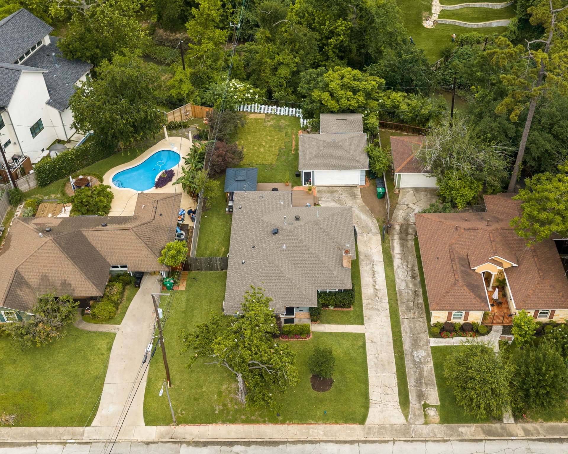 1115 Woodhill Road Houston, TX 77008 - Photo 22 of 29 Notice additional storage building behind garage and gate to access Turkey Gulch.