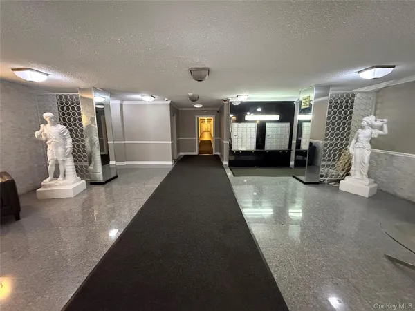 $2,724 | 190 1st Street, Unit 5E, Mineola, NY 11501