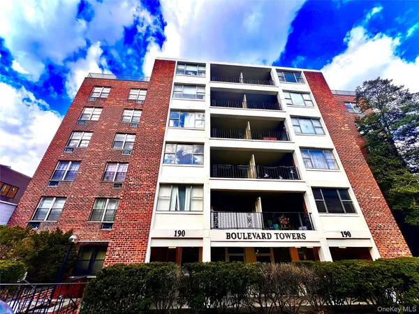 $2,724 | 190 1st Street, Unit 5E, Mineola, NY 11501