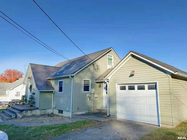 a view of house with backyard